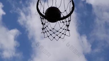 球缓缓地飘进篮筐和网眼背景美丽的云彩天空的底部视图.